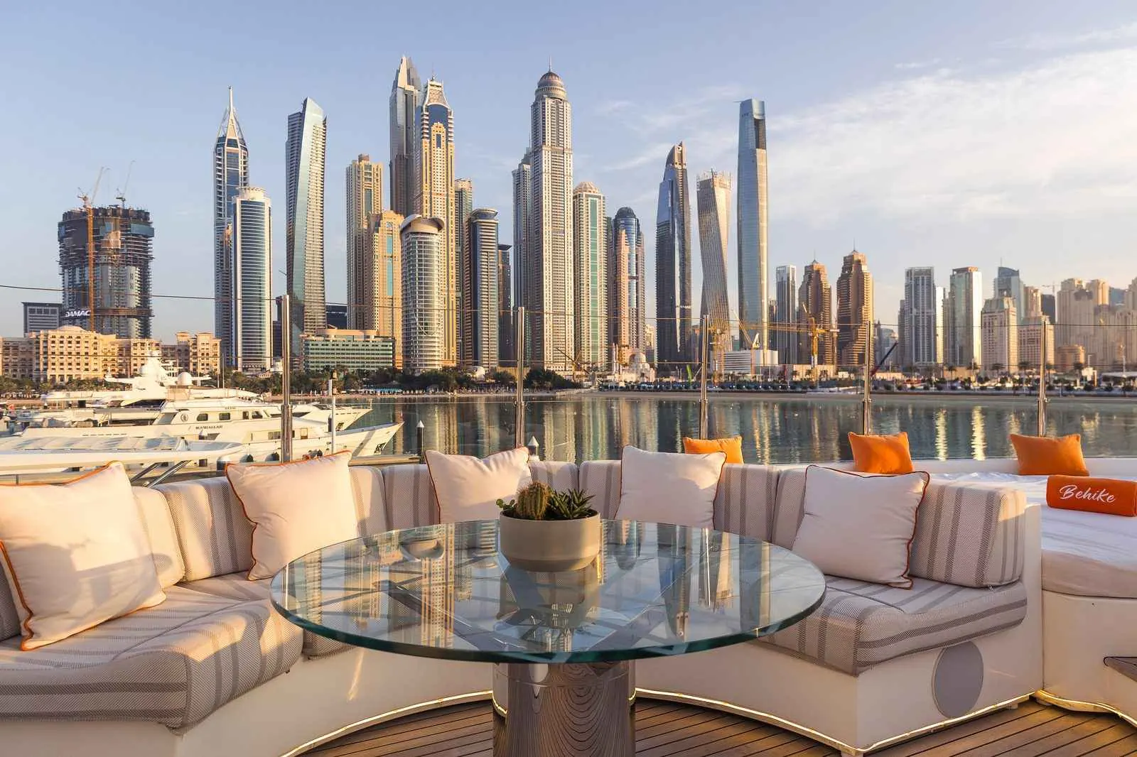 Behike sundeck lounge with round table