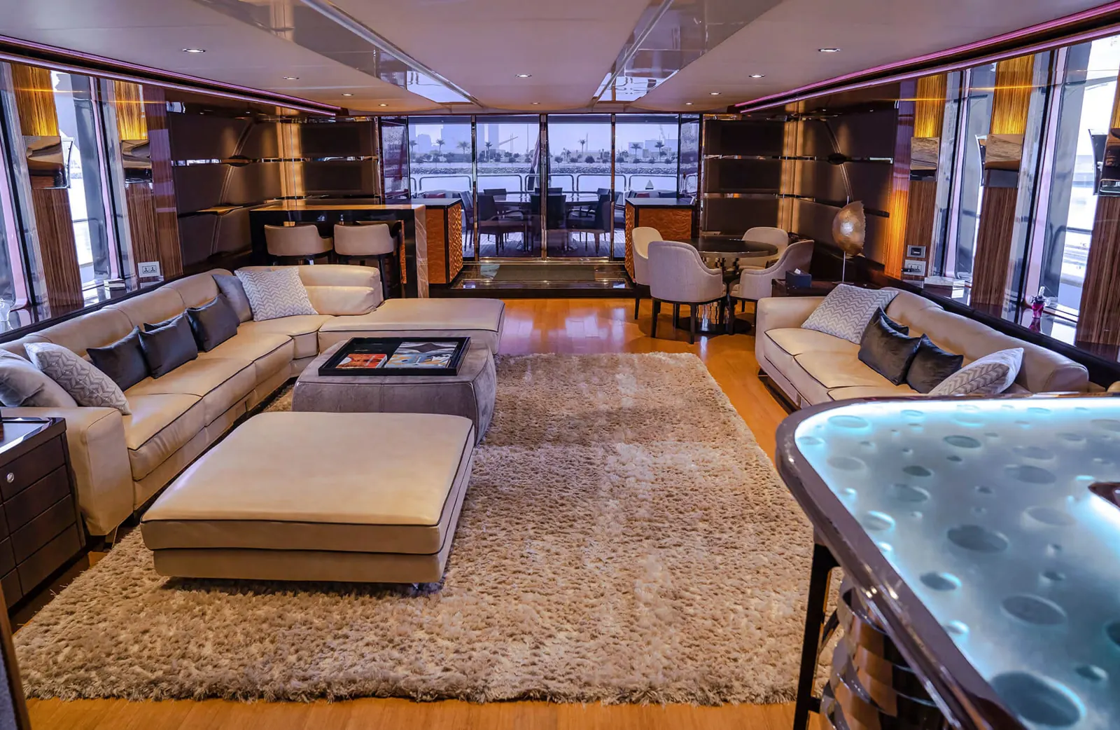 Benetti 50M main salon