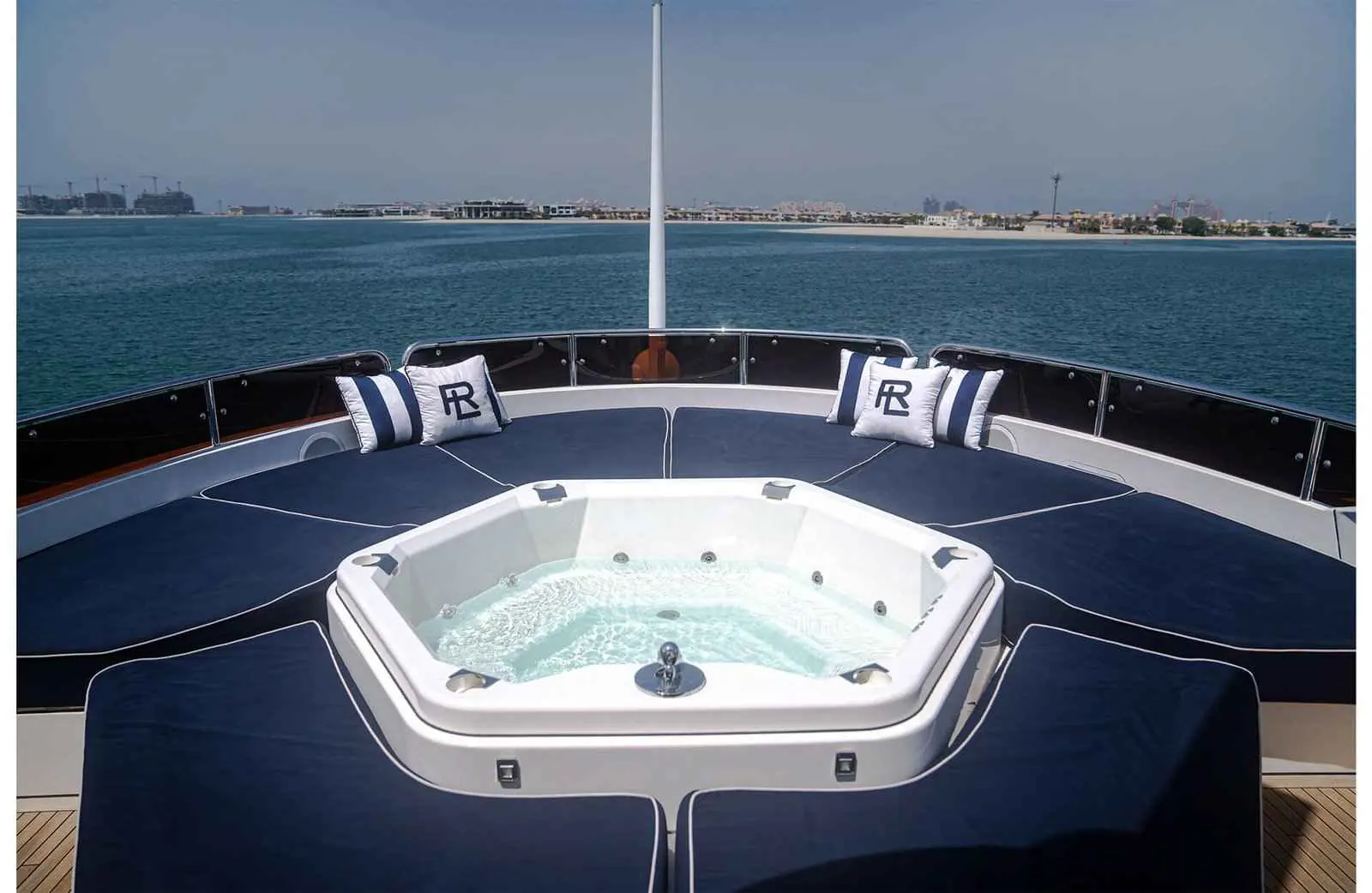 Lucien foredeck jacuzzi