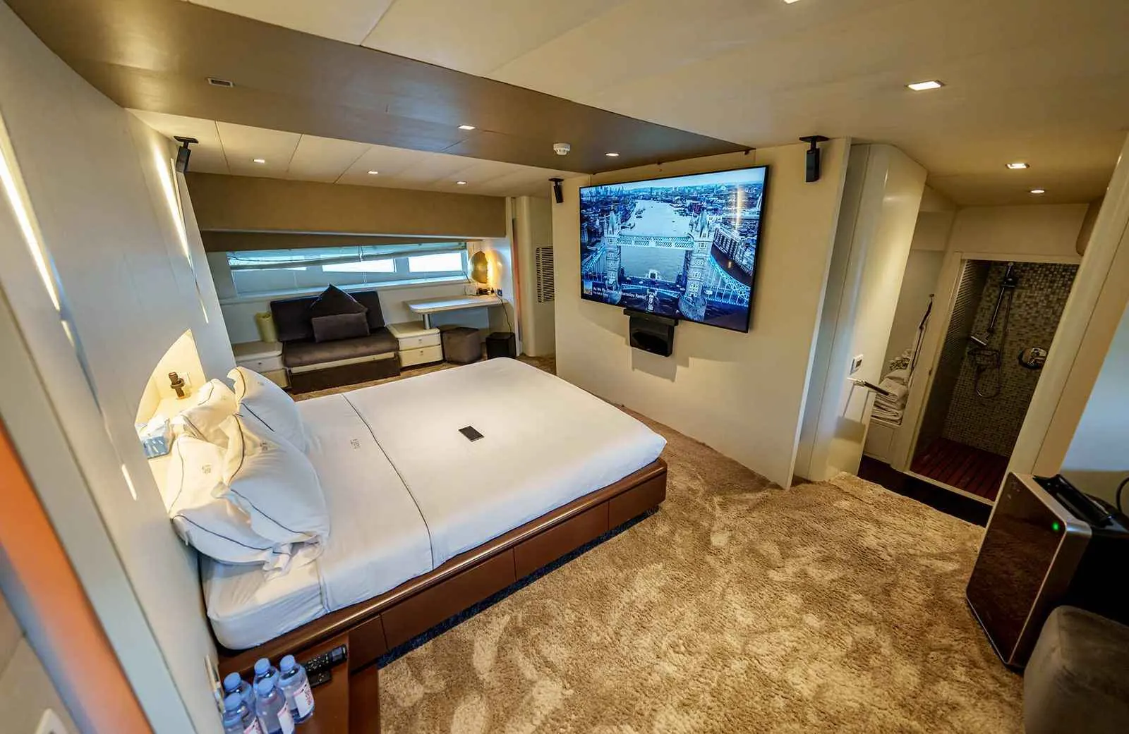 Khalili cabin with TV