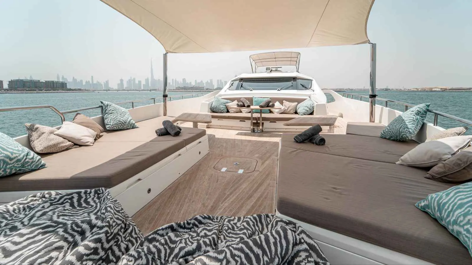 Numarine Dolce Vita full-beam foredeck lounge