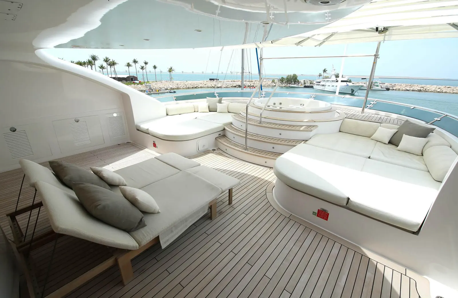 Sensation sundeck jacuzzi with daybeds