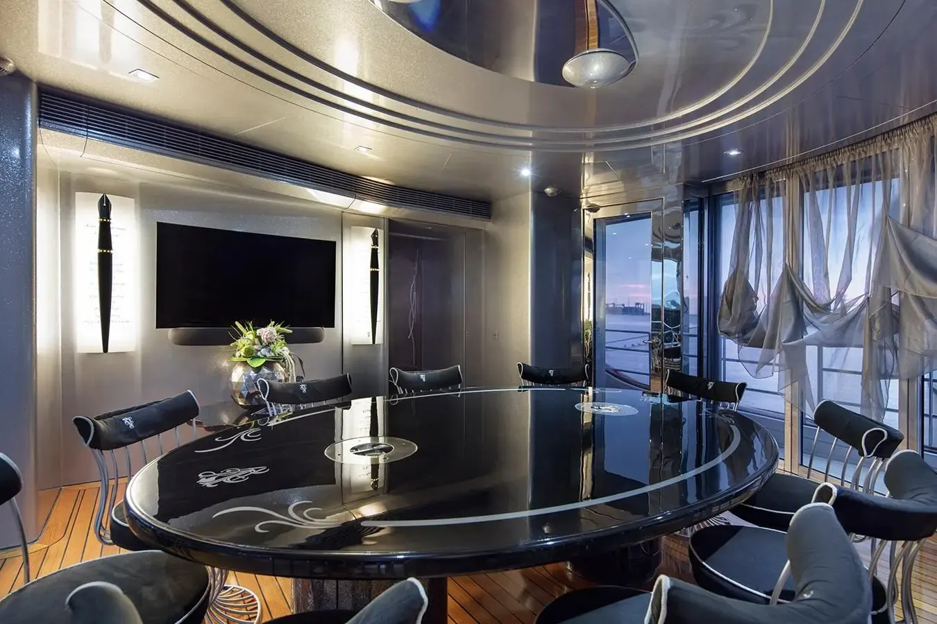 Thunder formal dining salon
