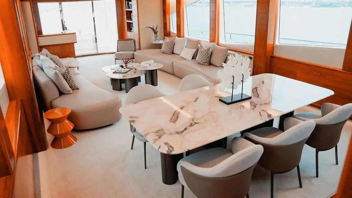 Icon dining table in marble in the salon